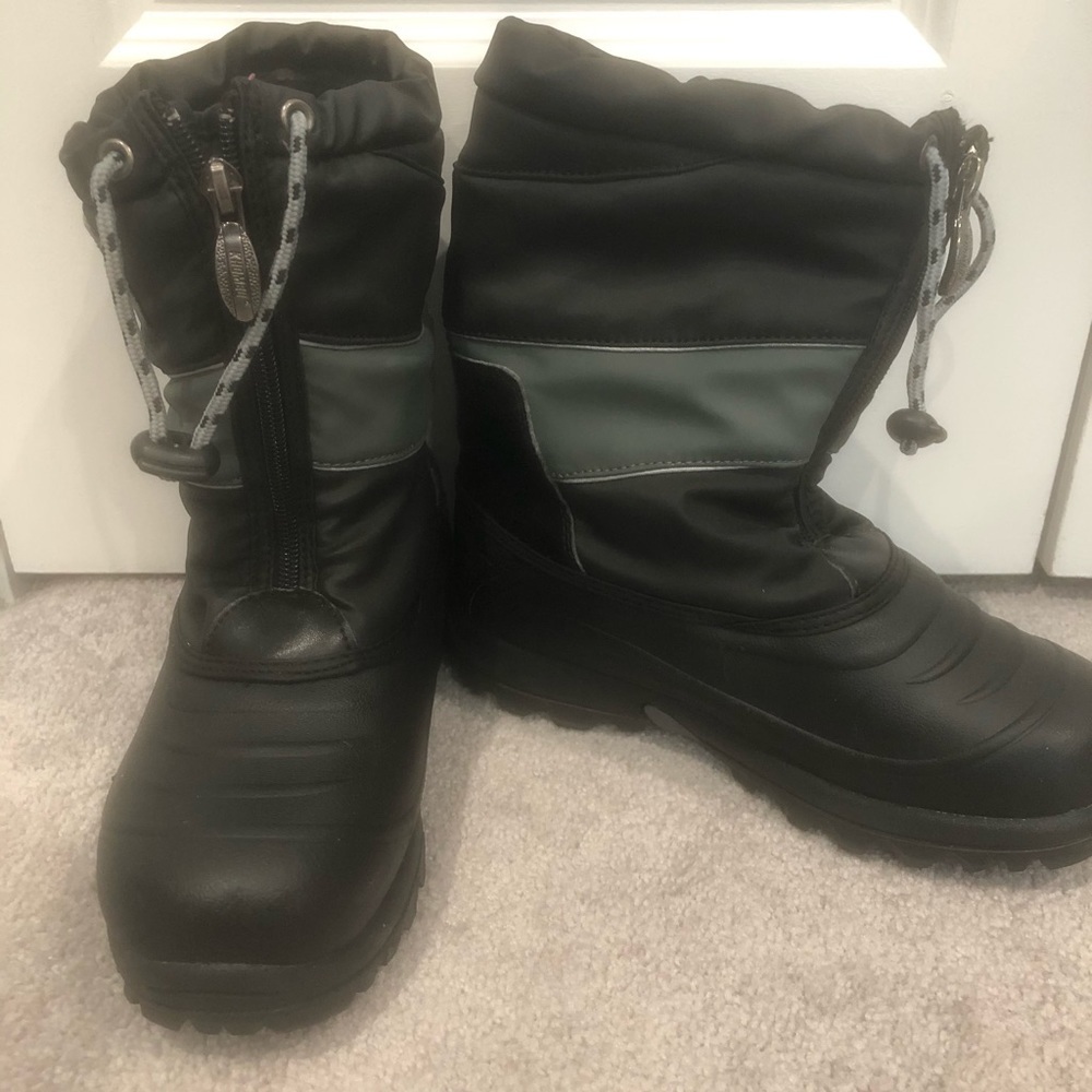 Kids Khombu Black Snow Boots with Zip Front and Drawstring Closure Size 4 - Picture 2 of 10